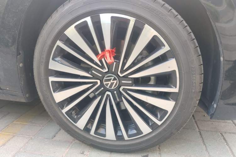 Used Volkswagen Passat 2021 330TSI Luxury Edition Right Front Wheel Hub