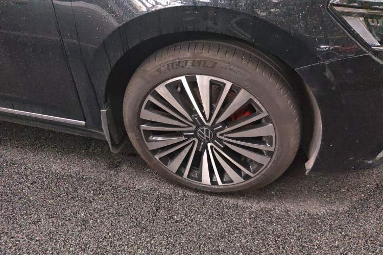 Used Volkswagen Passat 2021 330TSI Luxury Edition Right Front Wheel Hub