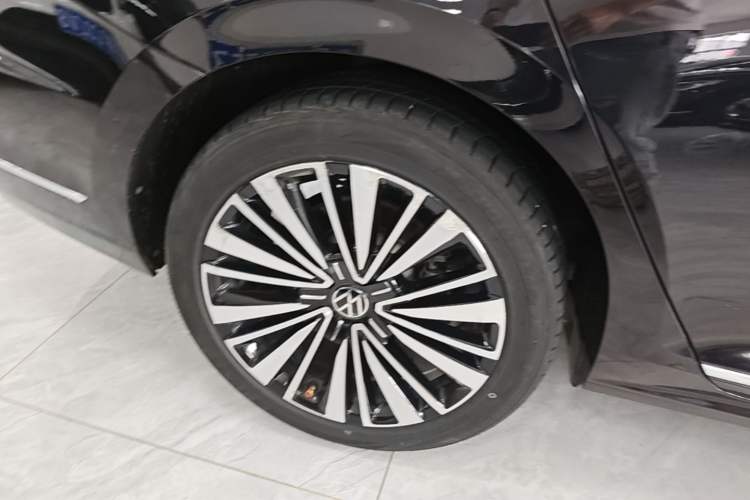 Used Volkswagen Passat 2021 330TSI Luxury Edition Right Rear Wheel Hub