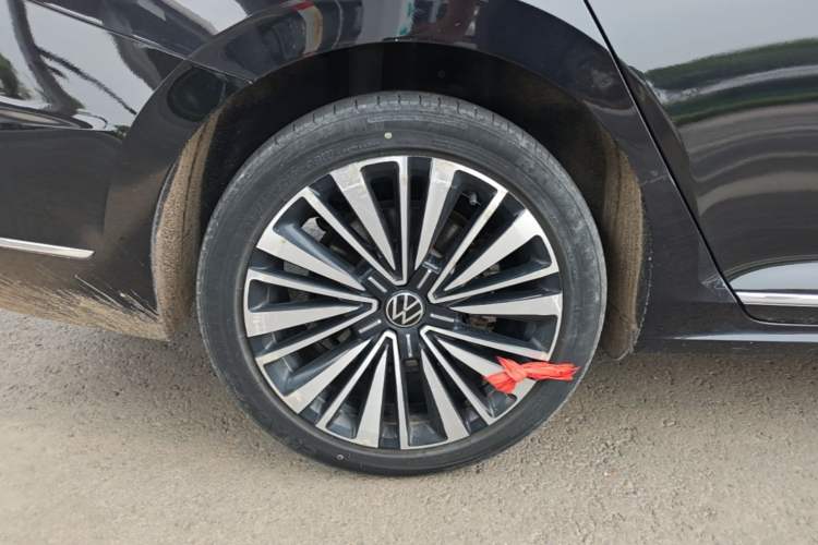 Used Volkswagen Passat 2021 330TSI Luxury Edition Right Rear Wheel Hub