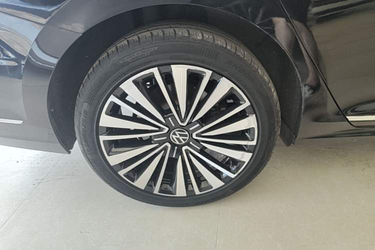 Used Volkswagen Passat 2021 330TSI Luxury Edition Right Rear Wheel Hub
