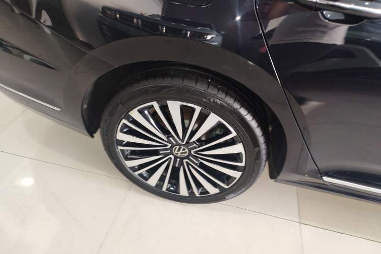 Used Volkswagen Passat 2021 330TSI Luxury Edition Right Rear Wheel Hub