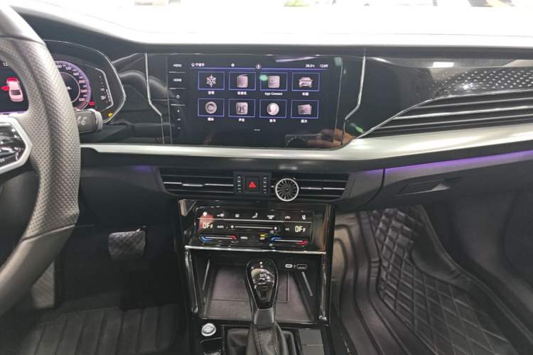 Used Volkswagen Passat 2022 330TSI Starry Luxury Edition Audio And AC Panel