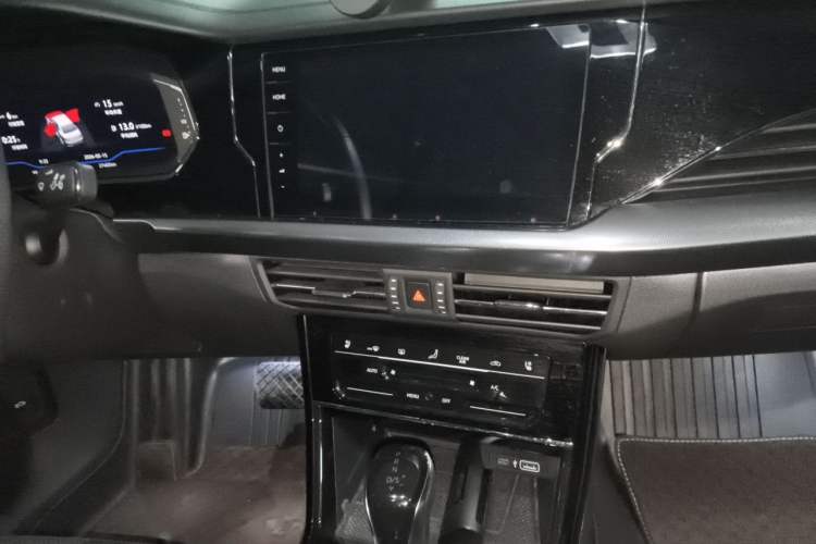 Used Volkswagen Passat 2022 330TSI Luxury Edition Audio And AC Panel