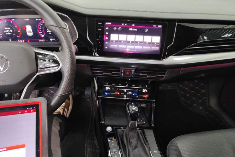 Used Volkswagen Passat 2022 330TSI Luxury Edition Audio And AC Panel