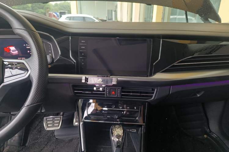 Used Volkswagen Passat 2022 330TSI Luxury Edition Audio And AC Panel