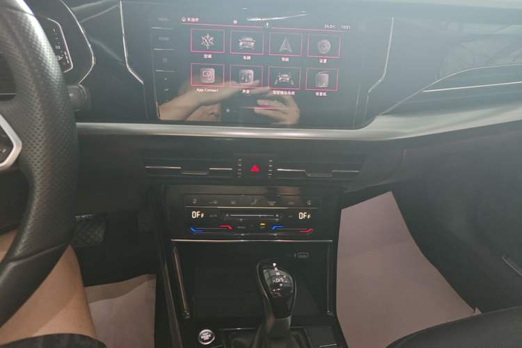 Used Volkswagen Passat 2022 330TSI Luxury Edition Audio And AC Panel
