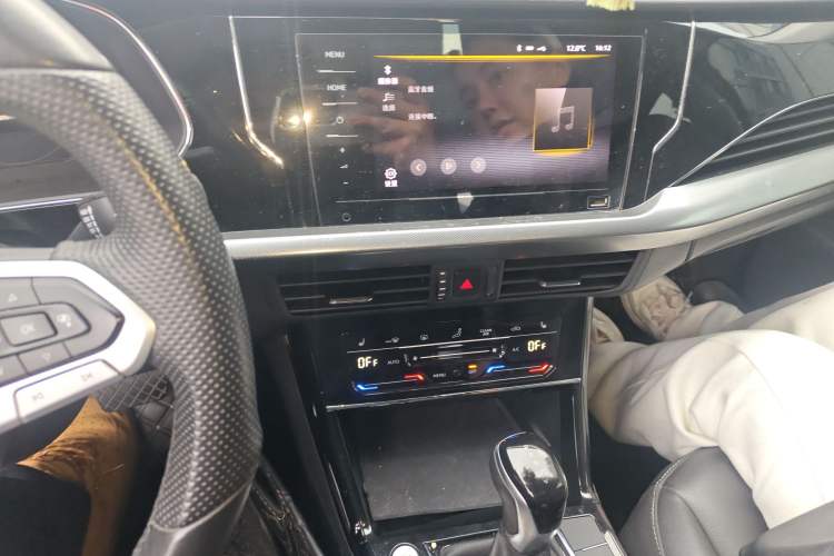 Used Volkswagen Passat 2022 330TSI Starry Elite Edition Audio And AC Panel