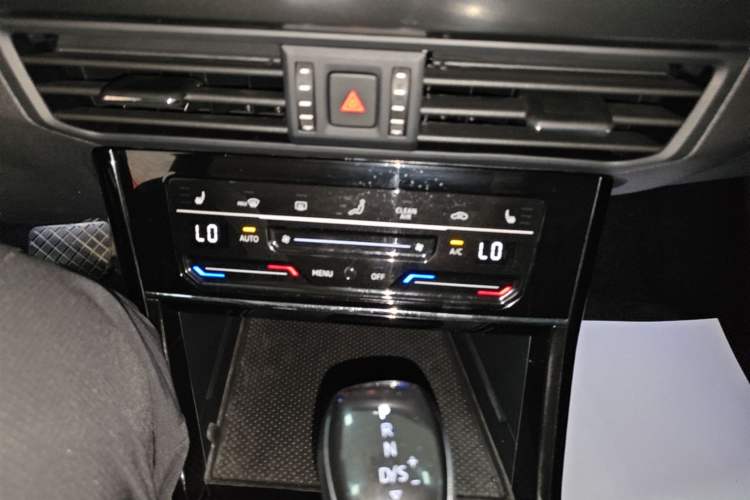 Used Volkswagen Passat 2022 330TSI Starry Elite Edition Audio And AC Panel