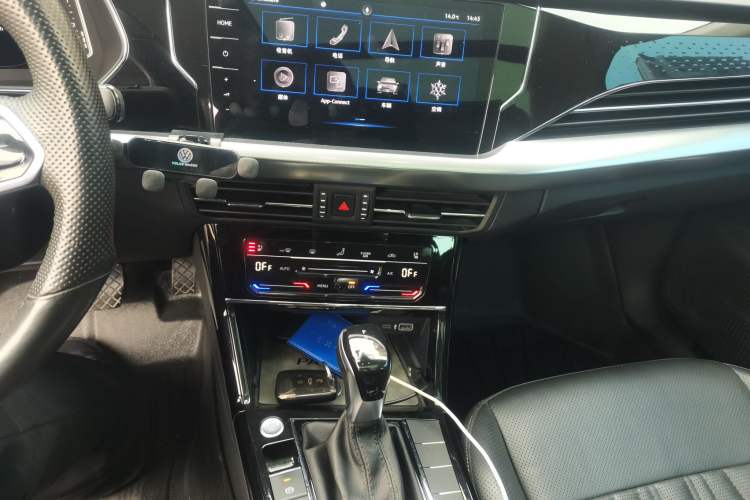 Used Volkswagen Passat 2022 330TSI Starry Luxury Edition Audio And AC Panel