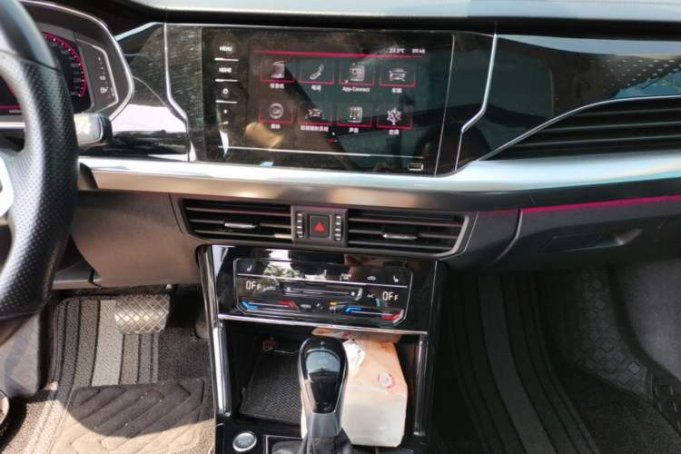 Used Volkswagen Passat 2022 330TSI Starry Elite Edition Audio And AC Panel