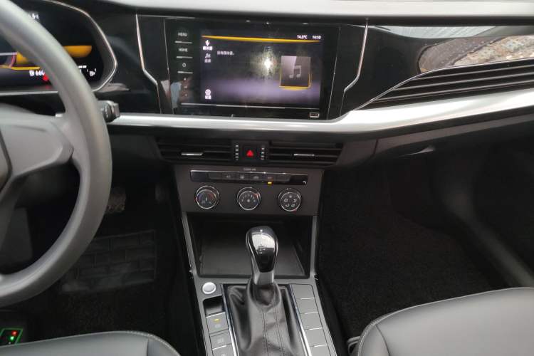 Used Volkswagen Passat 2022 280TSI Business Edition Audio And AC Panel
