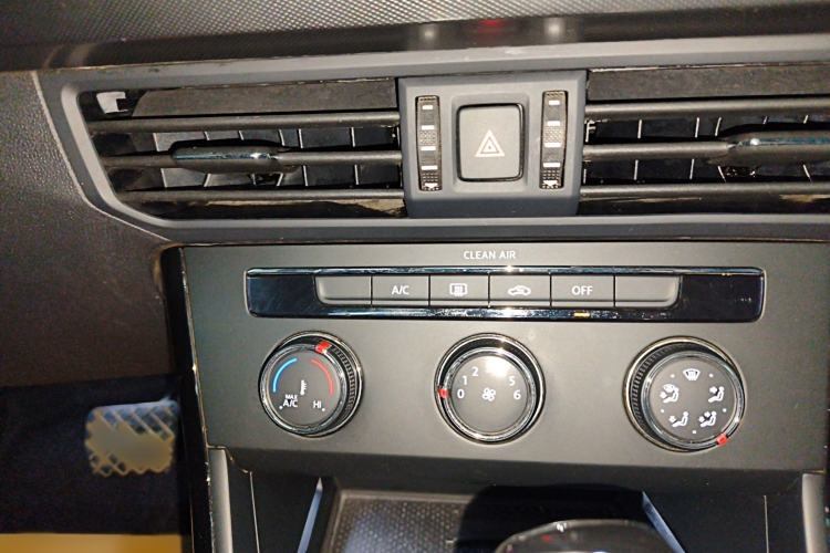 Used Volkswagen Passat 2022 280TSI Business Edition Audio And AC Panel