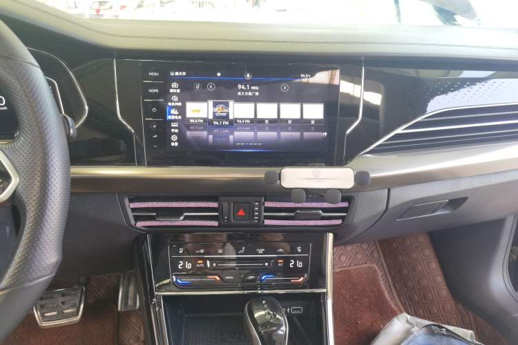 Used Volkswagen Passat 2022 330TSI Luxury Edition Audio And AC Panel