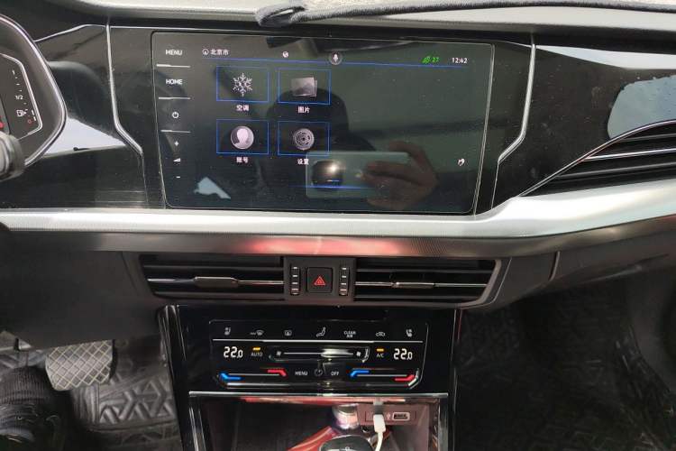 Used Volkswagen Passat 2022 330TSI Luxury Edition Audio And AC Panel