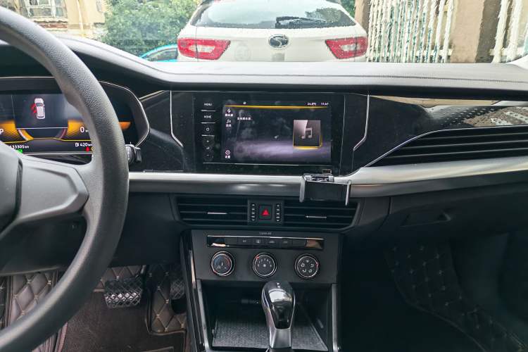 Used Volkswagen Passat 2022 280TSI Business Edition Audio And AC Panel
