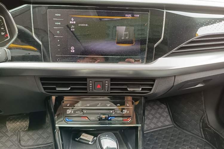 Used Volkswagen Passat 2022 330TSI Starry Elite Edition Audio And AC Panel