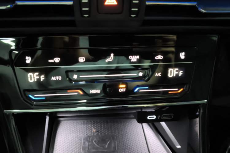 Used Volkswagen Passat 2022 330TSI Luxury Edition Audio And AC Panel