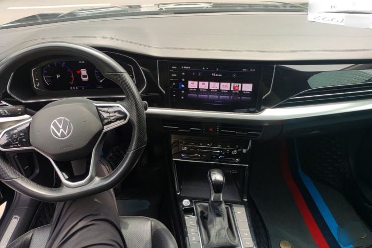Used Volkswagen Passat 2022 330TSI Luxury Edition Center Console