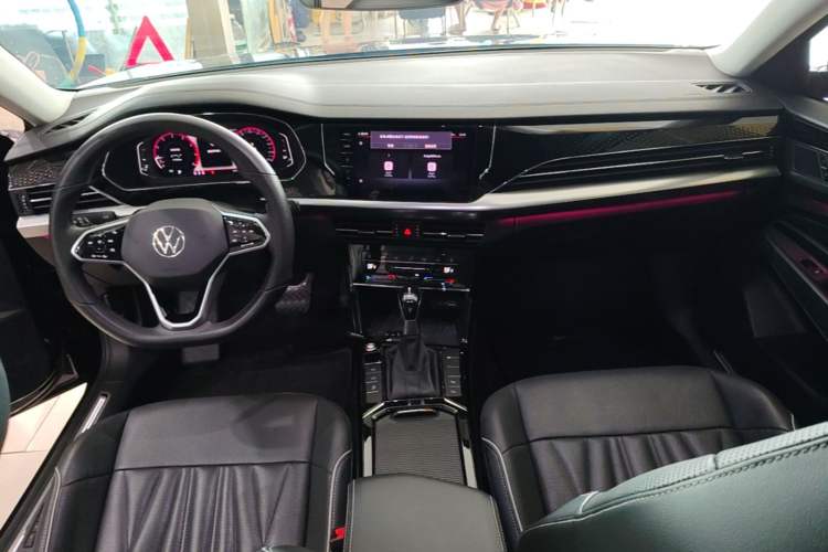 Used Volkswagen Passat 2022 330TSI Luxury Edition Center Console