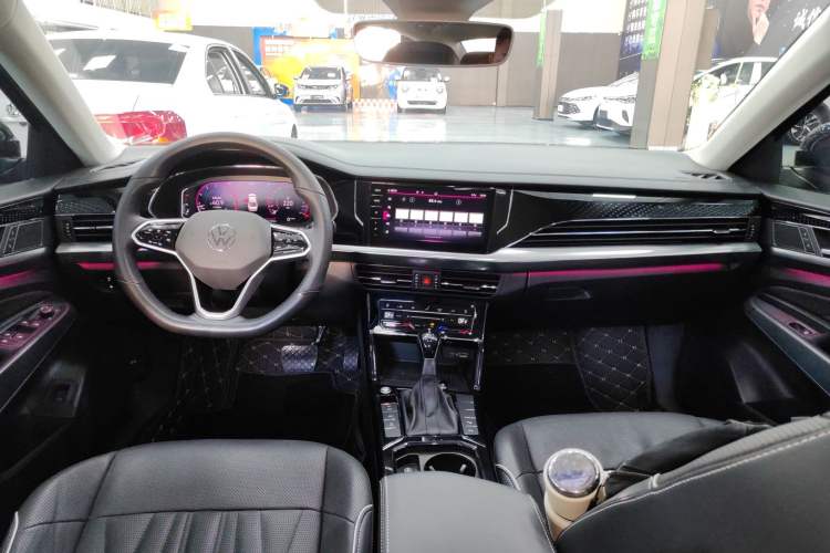 Used Volkswagen Passat 2022 330TSI Luxury Edition Center Console
