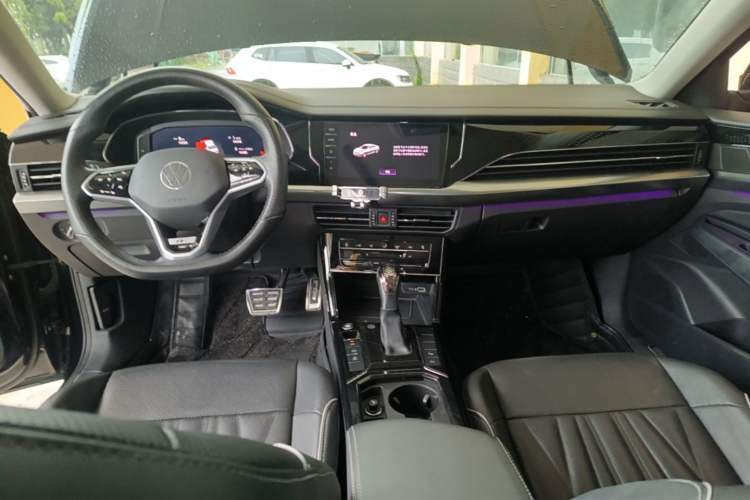 Used Volkswagen Passat 2022 330TSI Luxury Edition Center Console
