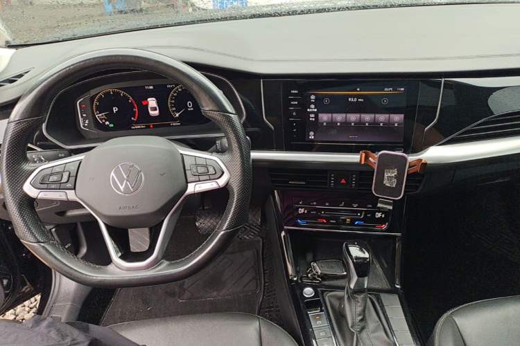 Used Volkswagen Passat 2022 330TSI Starry Elite Edition Center Console