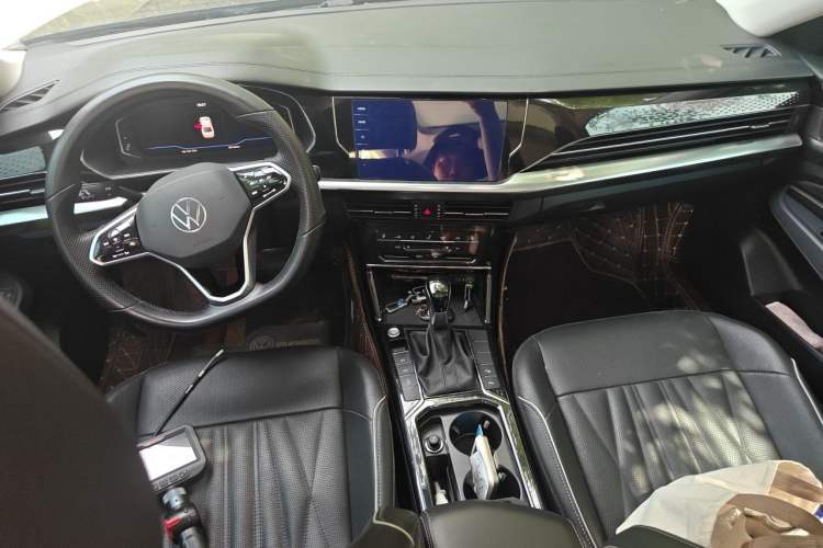 Used Volkswagen Passat 2022 330TSI Luxury Edition Center Console