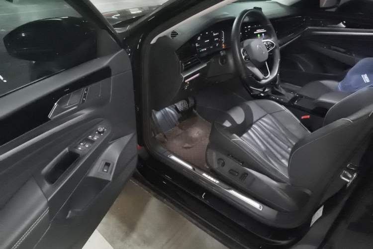 Used Volkswagen Passat 2022 330TSI Luxury Edition Driver Seat