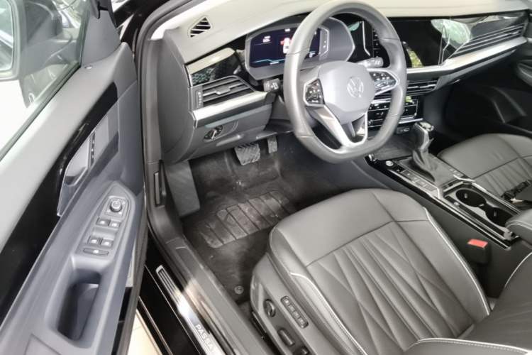 Used Volkswagen Passat 2022 330TSI Starry Luxury Edition – Exclusive Special Edition Driver Seat
