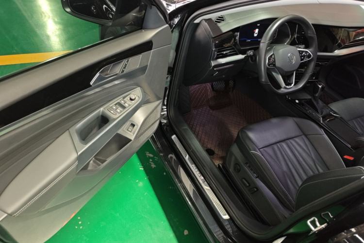 Used Volkswagen Passat 2022 330TSI Starry Luxury Edition – Exclusive Special Edition Driver Seat