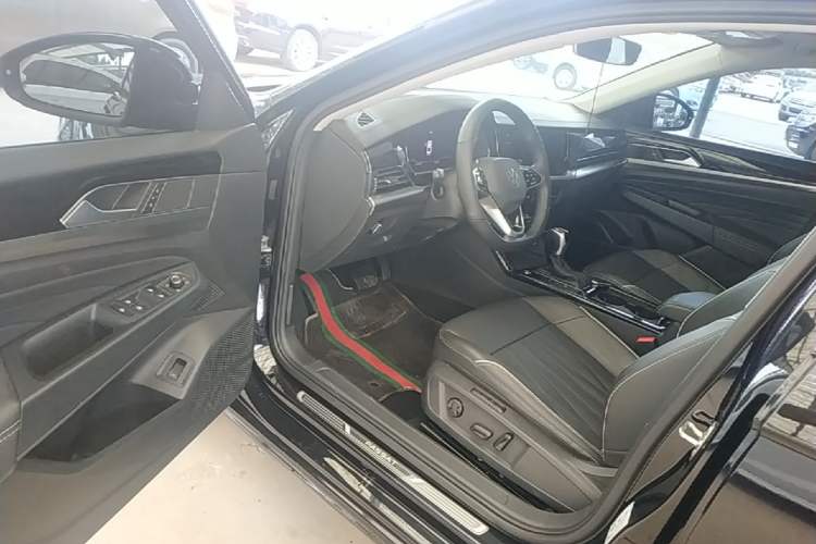 Used Volkswagen Passat 2022 330TSI Luxury Edition Driver Seat