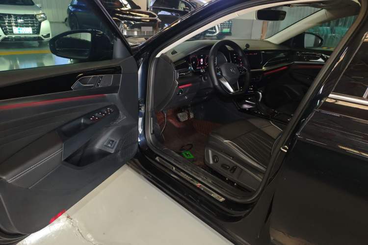 Used Volkswagen Passat 2022 330TSI Starry Luxury Edition – Exclusive Special Edition Driver Seat
