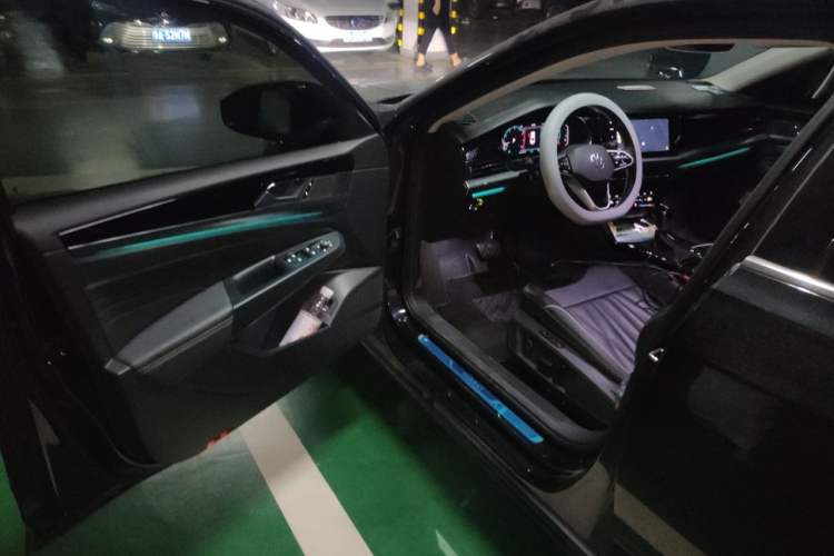 Used Volkswagen Passat 2022 330TSI Luxury Edition Driver Seat