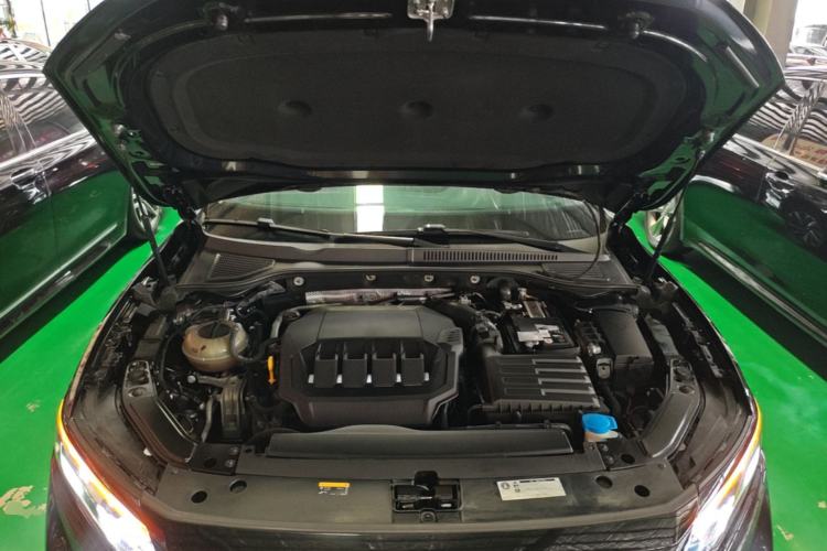 Used Volkswagen Passat 2022 330TSI Starry Luxury Edition – Exclusive Special Edition Engine Bay
