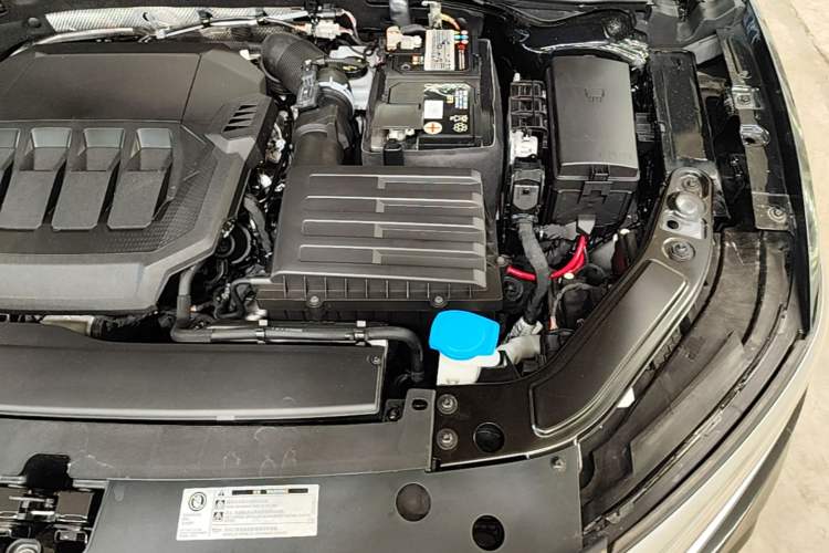 Used Volkswagen Passat 2022 330TSI Luxury Edition Engine Bay Left