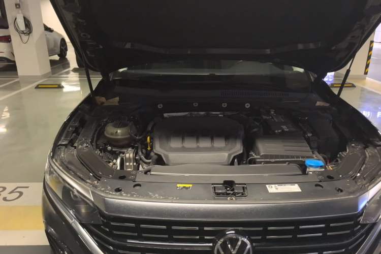 Used Volkswagen Passat 2022 330TSI Luxury Edition Engine Bay Right