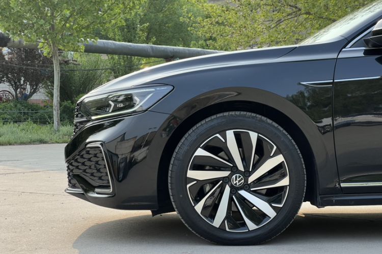Used Volkswagen Passat 2022 330TSI Starry Luxury Edition – Exclusive Special Edition Exterior 2
