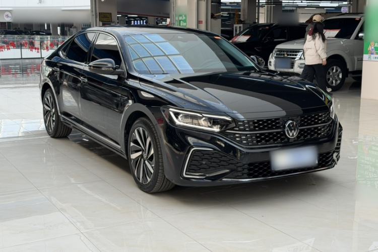 Used Volkswagen Passat 2022 330TSI Starry Luxury Edition – Exclusive Special Edition Exterior 2