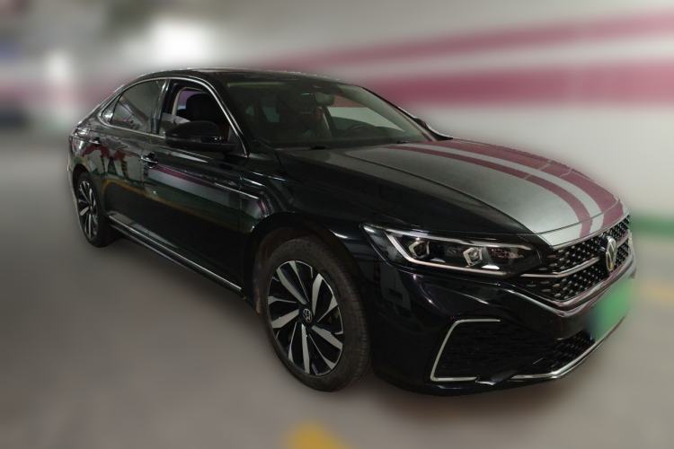 Used Volkswagen Passat 2022 330TSI Starry Luxury Edition Front Right 45 Deg