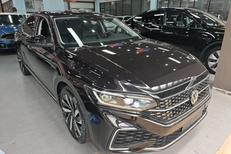 Used Volkswagen Passat 2022 330TSI Starry Luxury Edition Front Right 45 Deg
