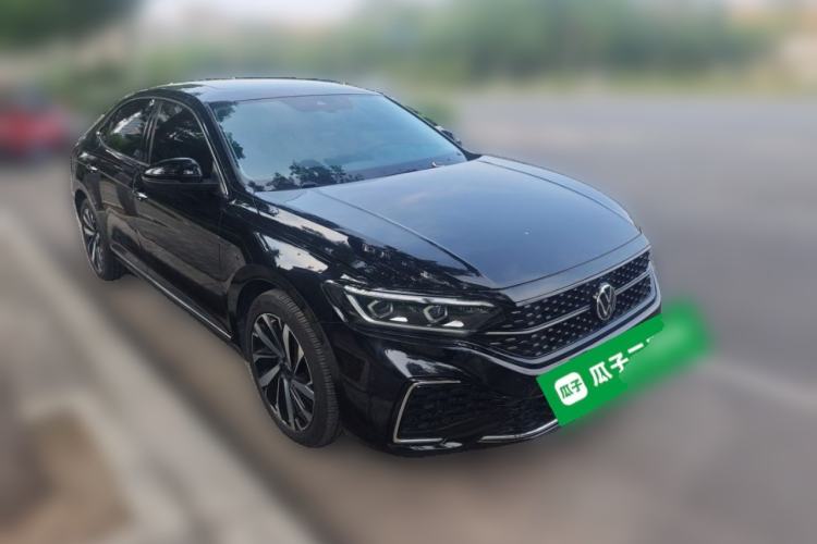 Used Volkswagen Passat 2022 330TSI Starry Luxury Edition Front Right 45 Deg