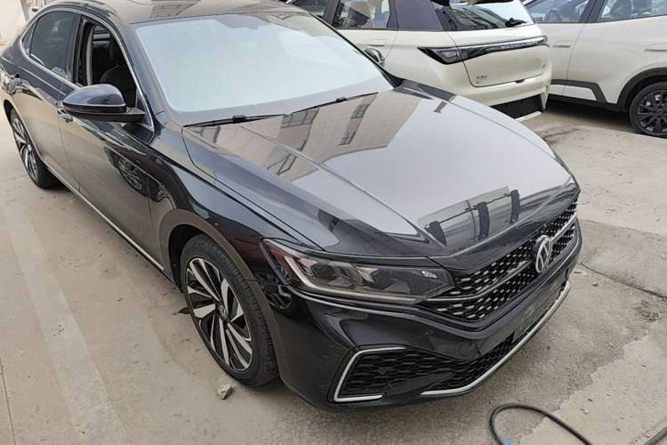 Used Volkswagen Passat 2022 330TSI Starry Elite Edition Front Right 45 Deg