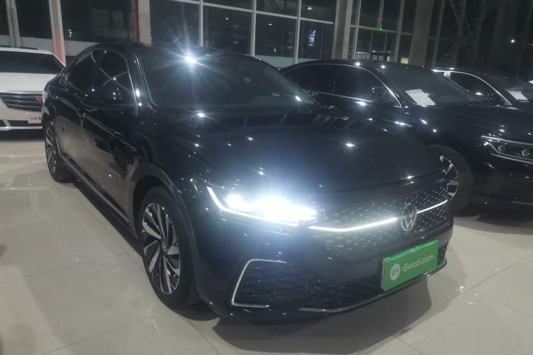 Used Volkswagen Passat 2022 330TSI Starry Luxury Edition – Exclusive Special Edition Front Right 45 Deg