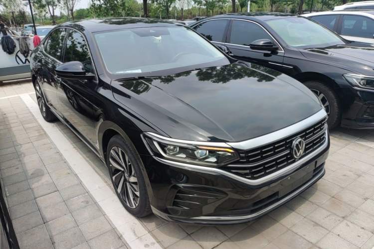 Used Volkswagen Passat 2022 330TSI Luxury Edition Front Right 45 Deg
