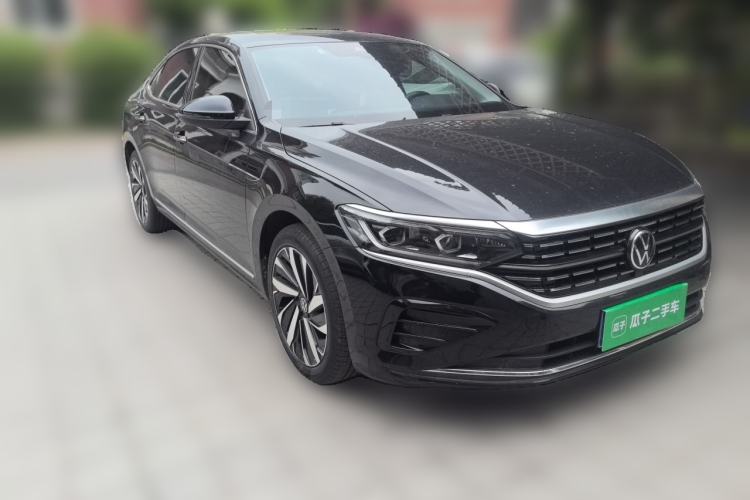 Used Volkswagen Passat 2022 330TSI Luxury Edition Front Right 45 Deg