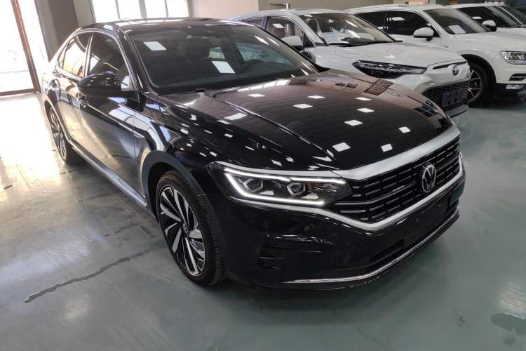 Used Volkswagen Passat 2022 330TSI Luxury Edition Front Right 45 Deg