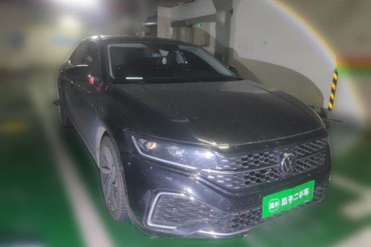 Used Volkswagen Passat 2022 330TSI Starry Luxury Edition Front Right 45 Deg