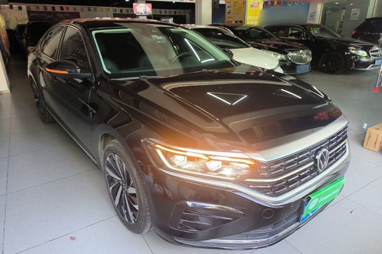 Used Volkswagen Passat 2022 330TSI Luxury Edition Front Right 45 Deg