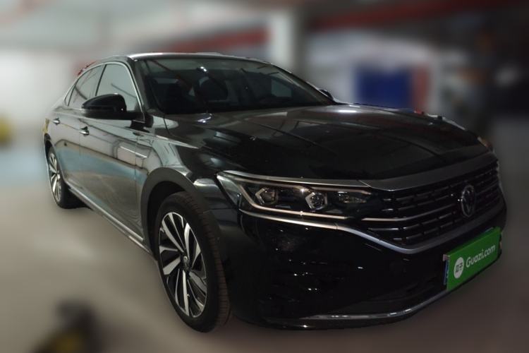 Used Volkswagen Passat 2022 330TSI Luxury Edition Front Right 45 Deg